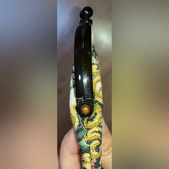 VINTAGE TAPESTRY FLORAL COIN PURSE WITH LUCITE KISS LOCK HAND MADE IN JAPAN - Picture 5 of 8